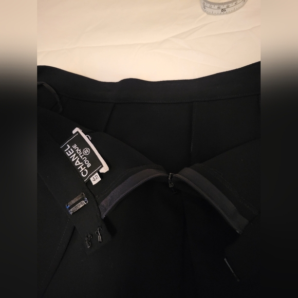 CHANEL Black Asymmetrical Pleated Midi Skirt – Boutique – Size FR 42 (US 10) - Picture 5 of 12